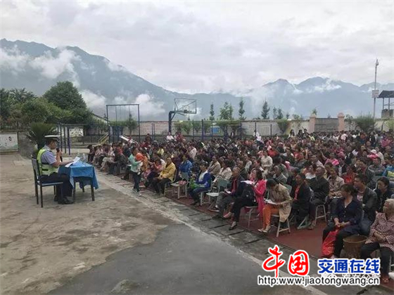 四川:雅安交警向“黑校車”開戰(zhàn) 雅安交警向“黑校車”開戰(zhàn)