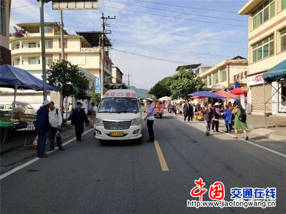 四川:雅安交警向“黑校車”開戰(zhàn) 雅安交警向“黑校車”開戰(zhàn)