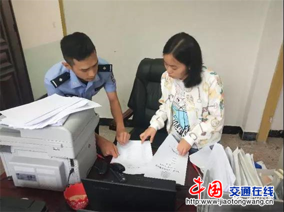 四川:雅安交警向“黑校車”開戰(zhàn) 雅安交警向“黑校車”開戰(zhàn)