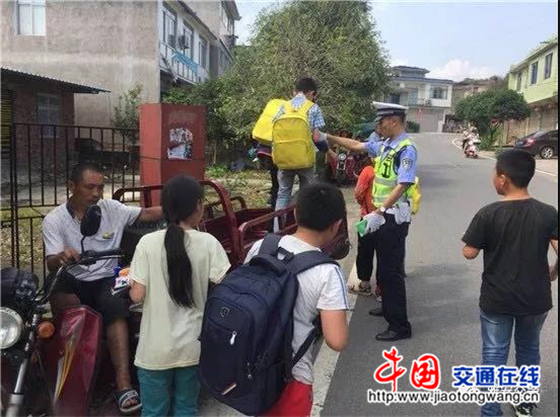 四川:雅安交警向“黑校車”開戰(zhàn) 雅安交警向“黑校車”開戰(zhàn)