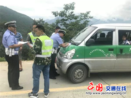 四川:雅安交警向“黑校車”開戰(zhàn) 雅安交警向“黑校車”開戰(zhàn)