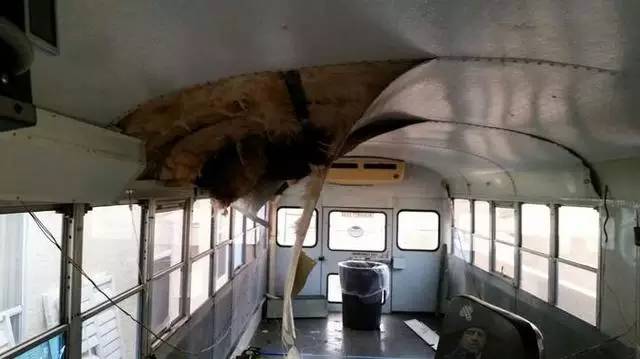 震驚：父子把買來的校車改裝成房車后，看到的人都后悔買房了！