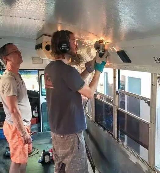 震驚：父子把買來的校車改裝成房車后，看到的人都后悔買房了！