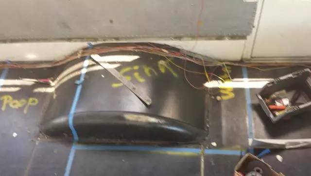 震驚：父子把買來的校車改裝成房車后，看到的人都后悔買房了！