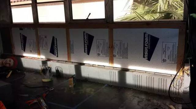 震驚：父子把買來的校車改裝成房車后，看到的人都后悔買房了！