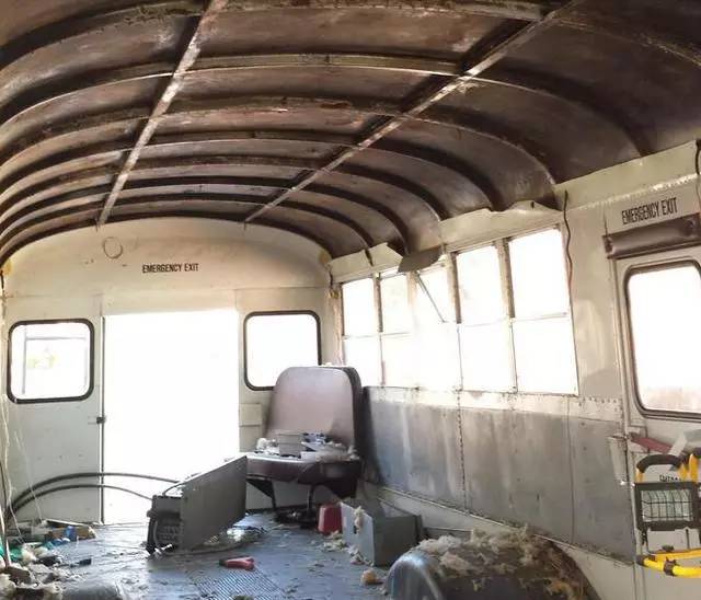 震驚：父子把買來的校車改裝成房車后，看到的人都后悔買房了！