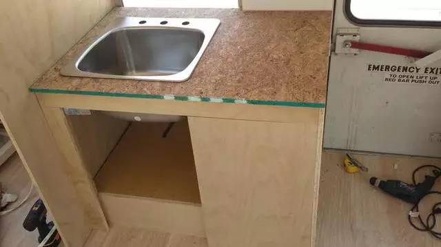 震驚：父子把買來的校車改裝成房車后，看到的人都后悔買房了！