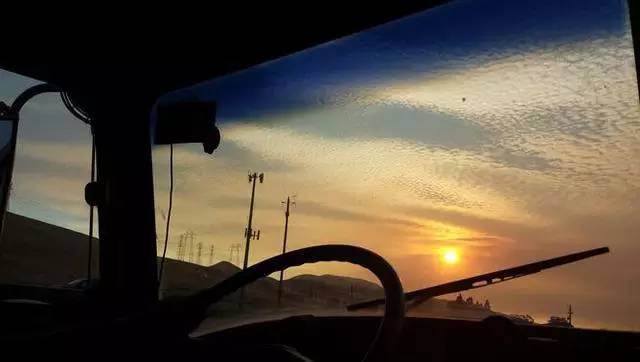 震驚：父子把買來的校車改裝成房車后，看到的人都后悔買房了！