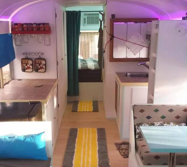 震驚：父子把買來的校車改裝成房車后，看到的人都后悔買房了！