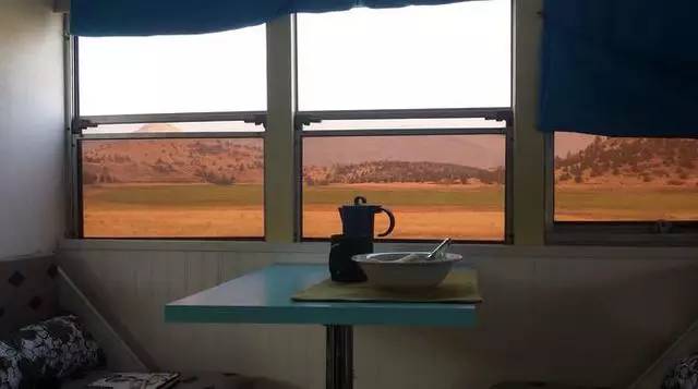 震驚：父子把買來的校車改裝成房車后，看到的人都后悔買房了！