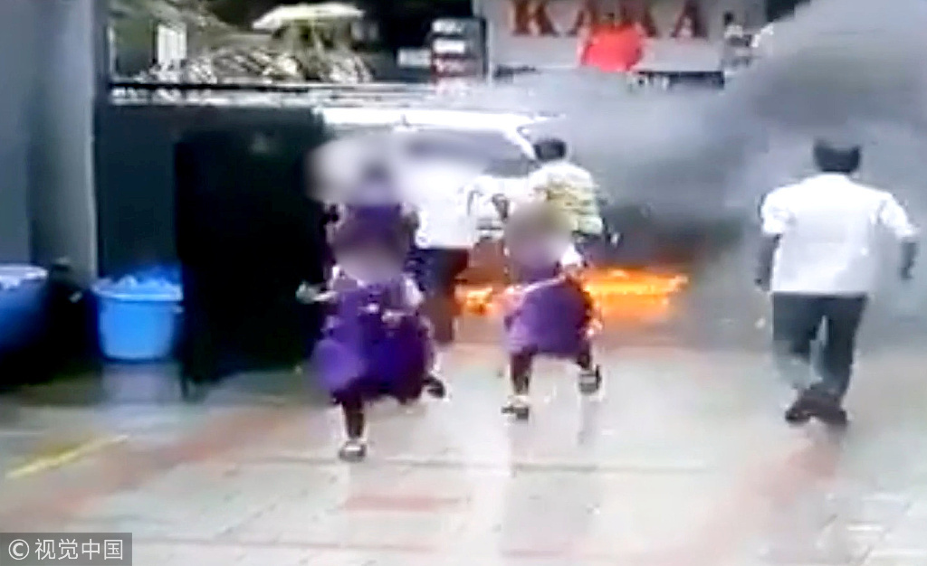 印度一校車突然起火 數(shù)名女學生驚險逃生 印度一校車突然起火 數(shù)名女學生驚險逃生