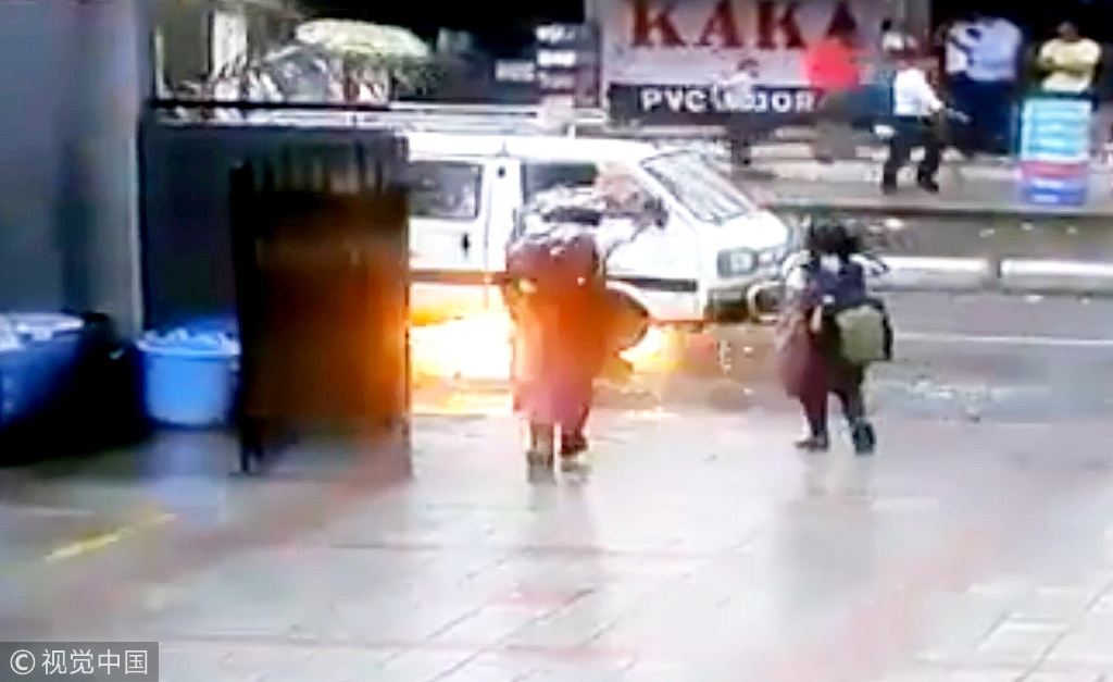 印度一校車突然起火 數(shù)名女學生驚險逃生 印度一校車突然起火 數(shù)名女學生驚險逃生