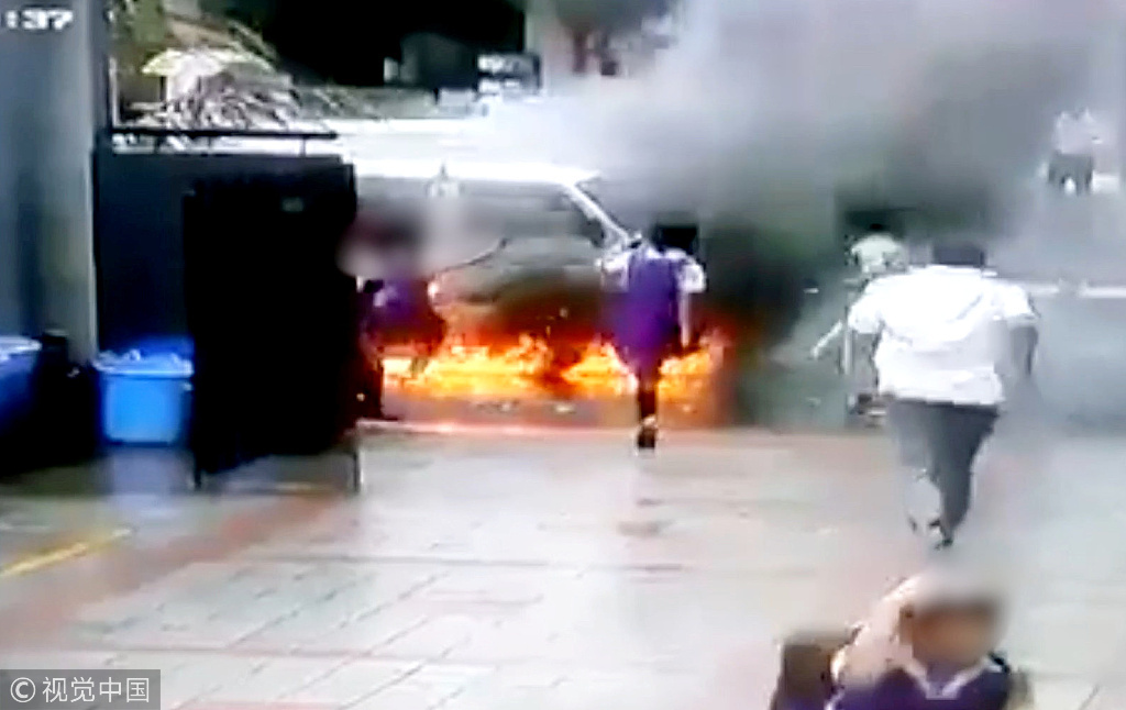 印度一校車突然起火 數(shù)名女學生驚險逃生 印度一校車突然起火 數(shù)名女學生驚險逃生