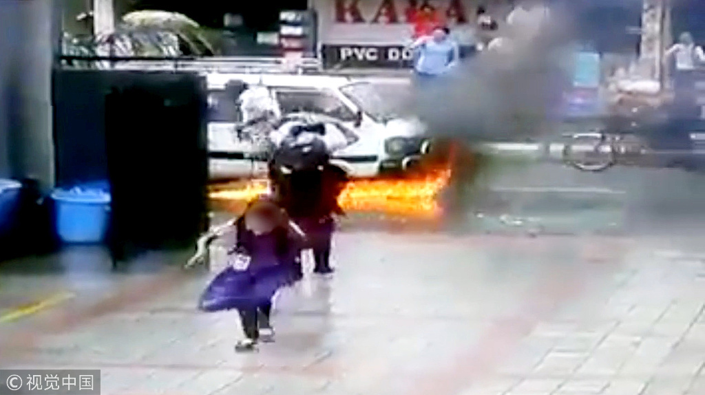 印度一校車突然起火 數(shù)名女學生驚險逃生 印度一校車突然起火 數(shù)名女學生驚險逃生