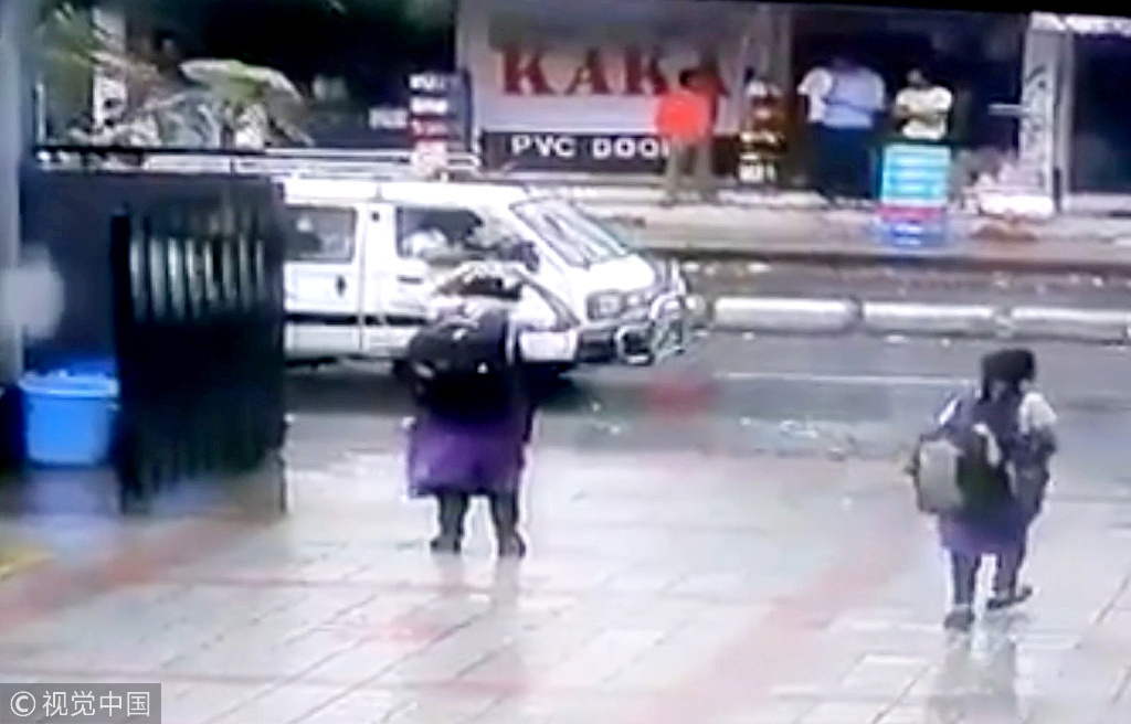 印度一校車突然起火 數(shù)名女學生驚險逃生 印度一校車突然起火 數(shù)名女學生驚險逃生