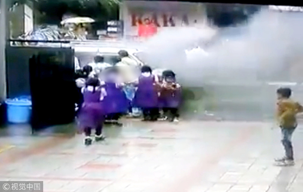 印度一校車突然起火 數(shù)名女學生驚險逃生 印度一校車突然起火 數(shù)名女學生驚險逃生