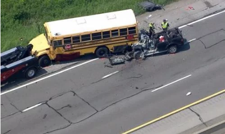 美國密歇根州發(fā)生校車事故致1死5傷，3名嬰兒受重傷
