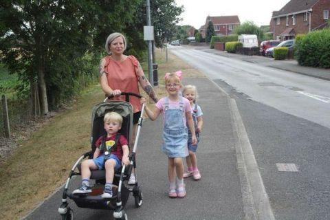 英國：校車沒用？英國母親每天步行11公里送娃上學