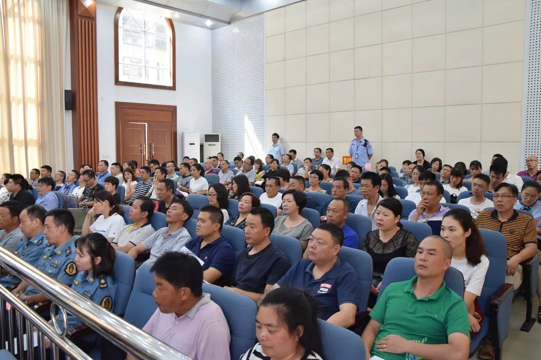 全市首例非法校車超載危險駕駛案開庭，鄭其文檢察長出庭公訴