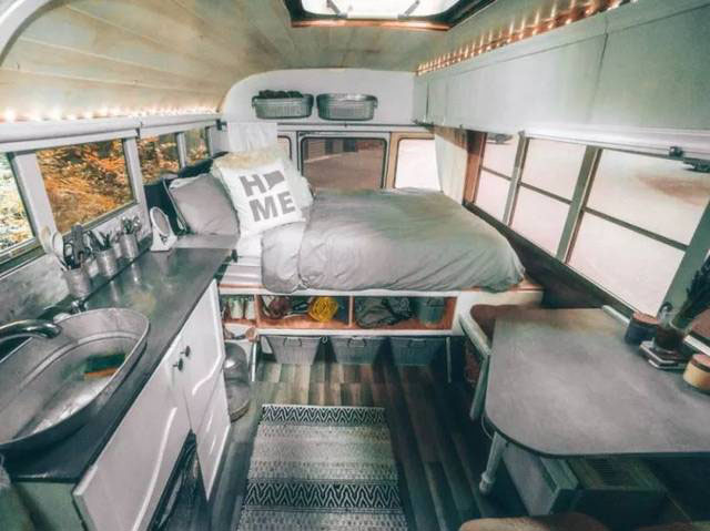 美國(guó)：為了省下租金，美國(guó)大學(xué)生情侶將校車改裝成房車