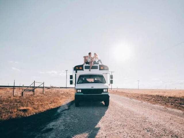 美國(guó)：為了省下租金，美國(guó)大學(xué)生情侶將校車改裝成房車