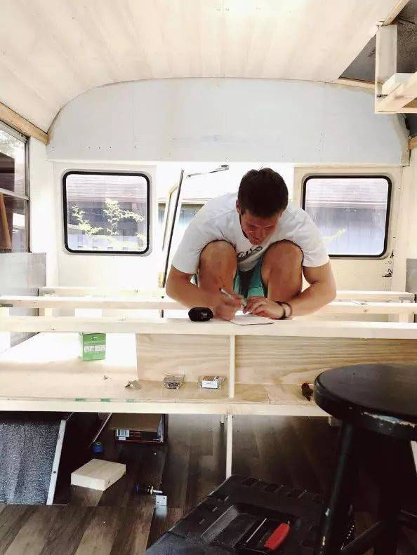 美國(guó)：為了省下租金，美國(guó)大學(xué)生情侶將校車改裝成房車