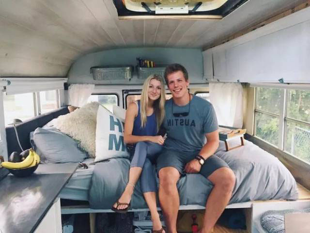 美國(guó)：為了省下租金，美國(guó)大學(xué)生情侶將校車改裝成房車