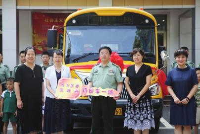 山東濟(jì)南：“迷彩校車(chē)”讓賢記