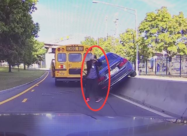 寶馬車想要超越前面校車，深踩一腳油門后卻要抱頭痛哭