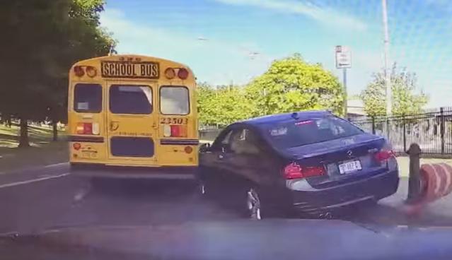 寶馬車想要超越前面校車，深踩一腳油門后卻要抱頭痛哭