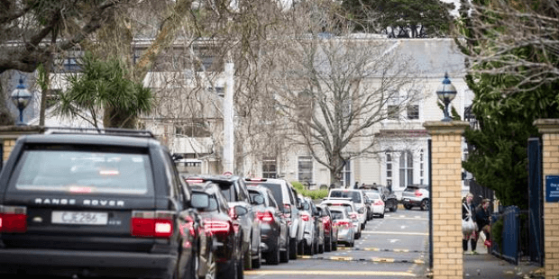 校車被取消家長(zhǎng)被迫送孩子上下學(xué)，路上越來越堵真是AT部門要的結(jié)果嗎？