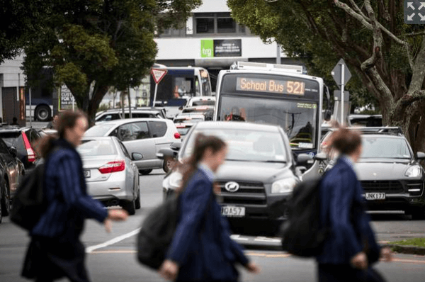 校車被取消家長(zhǎng)被迫送孩子上下學(xué)，路上越來越堵真是AT部門要的結(jié)果嗎？
