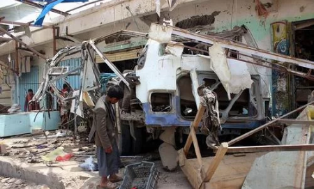 富國(guó)空軍用上百萬(wàn)炸彈掀翻校車 窮國(guó)百姓只能挖土安葬遇難兒童