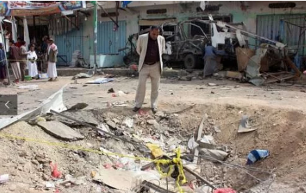 富國(guó)空軍用上百萬(wàn)炸彈掀翻校車 窮國(guó)百姓只能挖土安葬遇難兒童