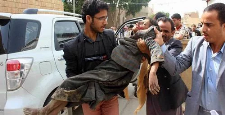 富國(guó)空軍用上百萬(wàn)炸彈掀翻校車 窮國(guó)百姓只能挖土安葬遇難兒童