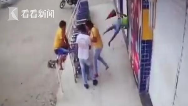 天降橫禍！校車突然爆胎鋼圈被炸飛 正好砸中過路女子致其死亡