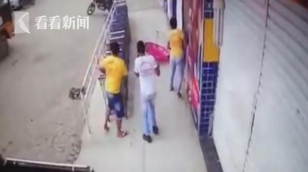 天降橫禍！校車突然爆胎鋼圈被炸飛 正好砸中過路女子致其死亡