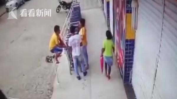 天降橫禍！校車突然爆胎鋼圈被炸飛 正好砸中過路女子致其死亡