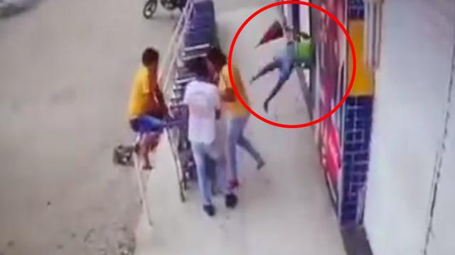 天降橫禍！校車突然爆胎鋼圈被炸飛 正好砸中過路女子致其死亡