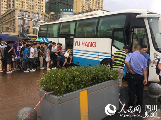 西南交通大學(xué)希望學(xué)院校車做“橋” 一個小小的舉動溫暖了師生的心