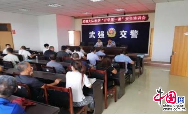 衡水市武強(qiáng)交警大隊對校車以保安全為主題集中教育/ 衡水市武強(qiáng)交警大隊對校車以保安全為主題集中教育