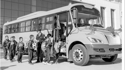 援疆進(jìn)行時：寄宿學(xué)生有了新校車