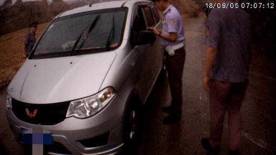 面包車當(dāng)“黑校車”還超載 司機(jī)被罰