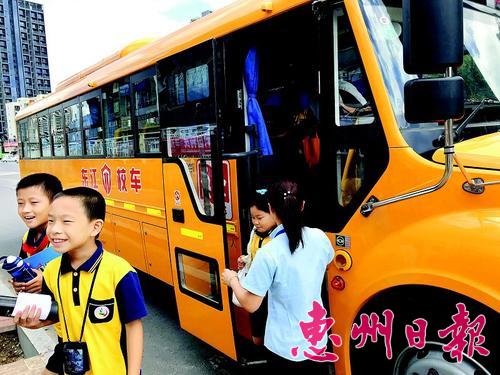 同學(xué)們在老師的組織下有序走下校車。
