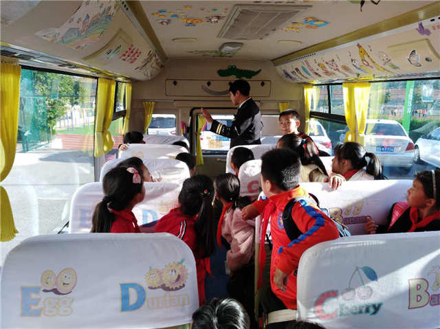 構(gòu)筑“防火墻”！2100輛校車教乘車孩子消防逃生