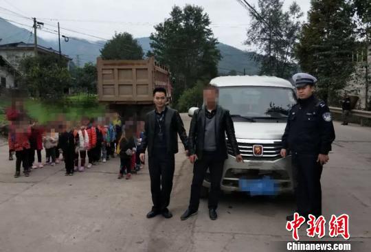 四川黑校車核載7人實載25人 司機被立案偵查 四川黑校車核載7人實載25人 司機被立案偵查