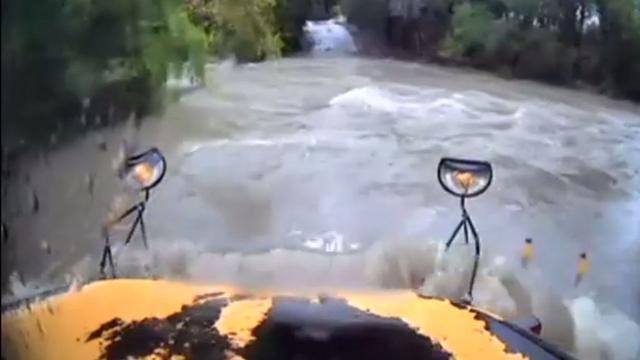 校車司機(jī)被控硬闖洪水 學(xué)生嚇壞急電母親：我愛(ài)你