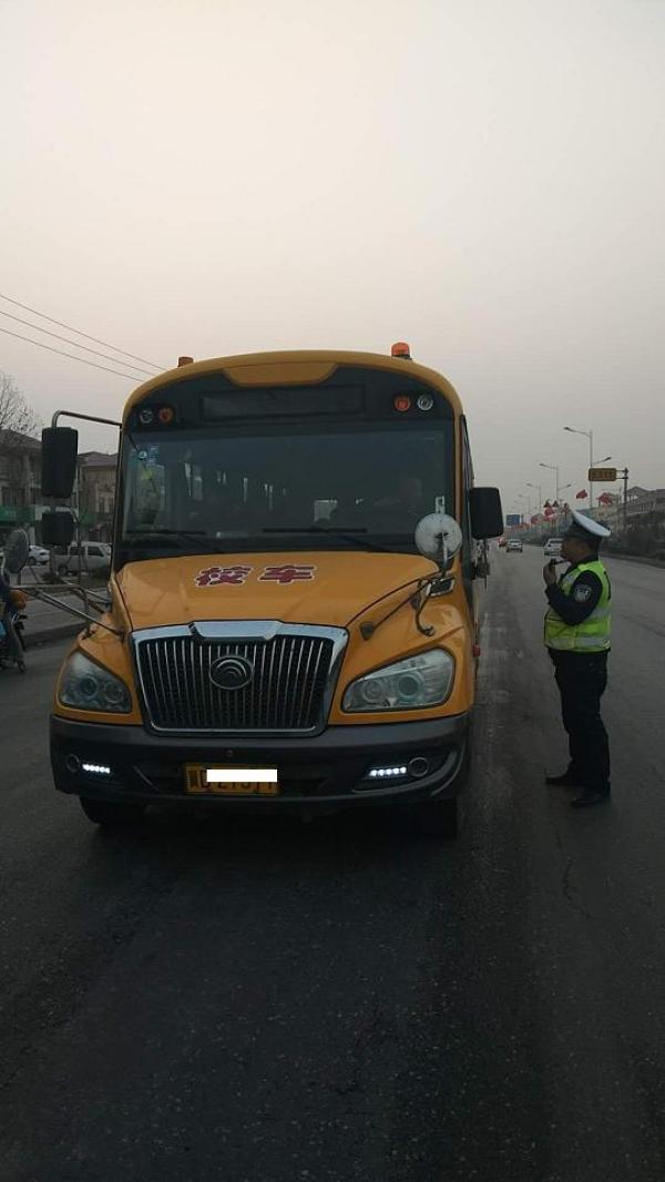 冀南新區(qū)交警全面開展校車專項治理/ 冀南新區(qū)交警全面開展校車專項治理