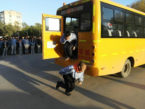 “校車消防安全大課堂”遙墻中學(xué)校車消防演練 “校車消防安全大課堂”遙墻中學(xué)校車消防演練