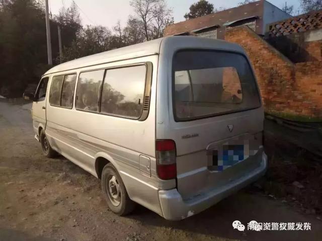 南陽一男子太猖狂！開“黑校車”還超員，刑拘你們虧不虧？